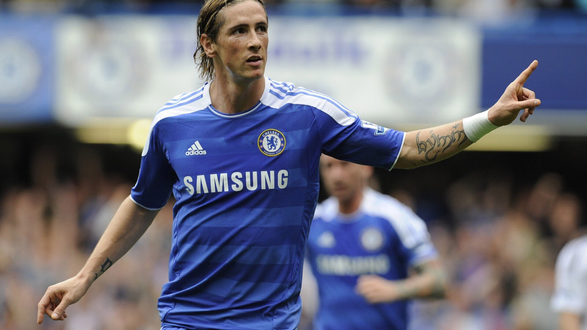 以球会友：足球公益赛事盛大举行，以球会友 以赛传情